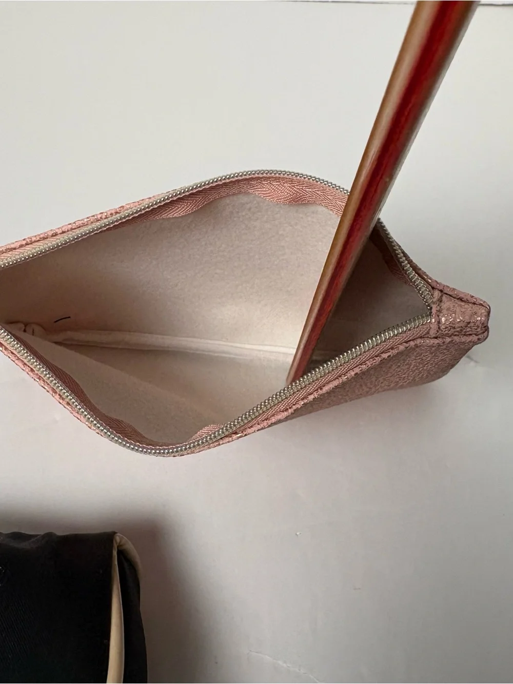 4-items bundle-New Estée Lauder Gold make- up bag /Worldwide dreams LLC blk